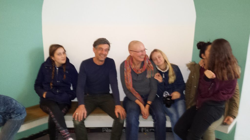 Designer Felix Ersig und Künstlerin Ute Reeh mit Schülern beim Probesitzen